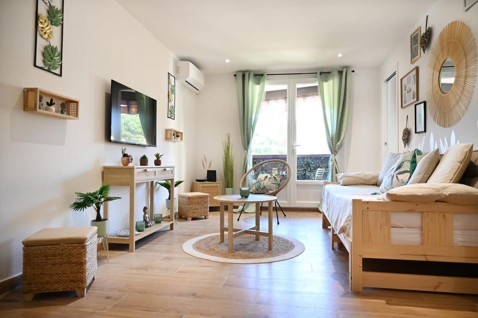 Communal lounge/ TV room, Living room, Seating area