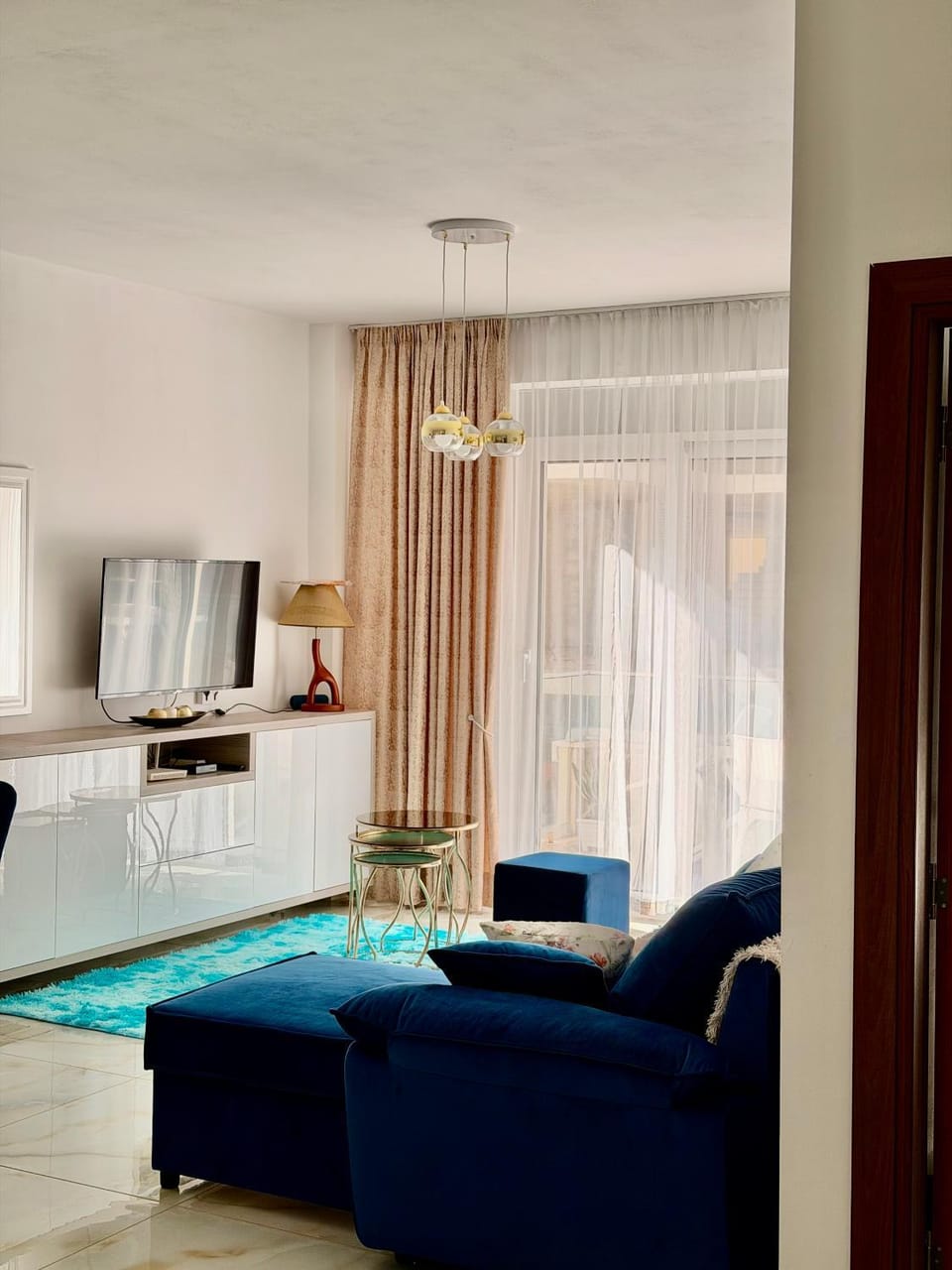 TV and multimedia, Living room, Seating area, Evening entertainment