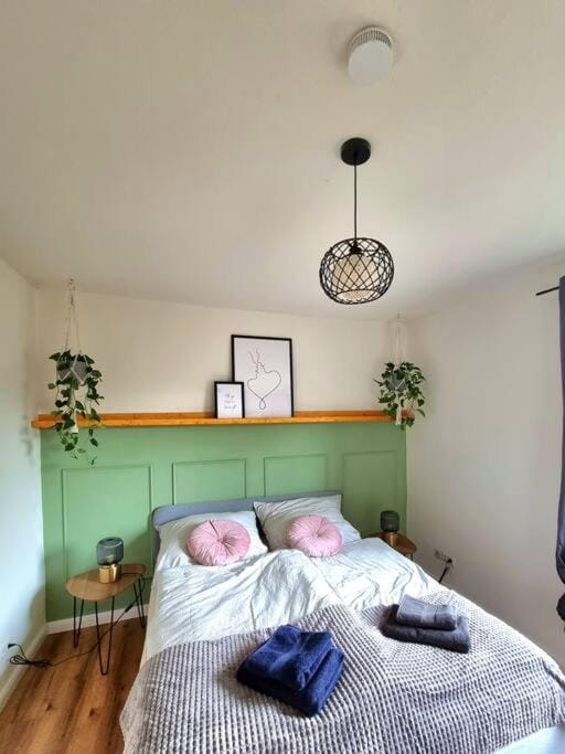 Bed, Bedroom, towels