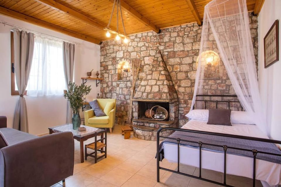 Bed, Living room, Photo of the whole room, Seating area, Bedroom, flat iron