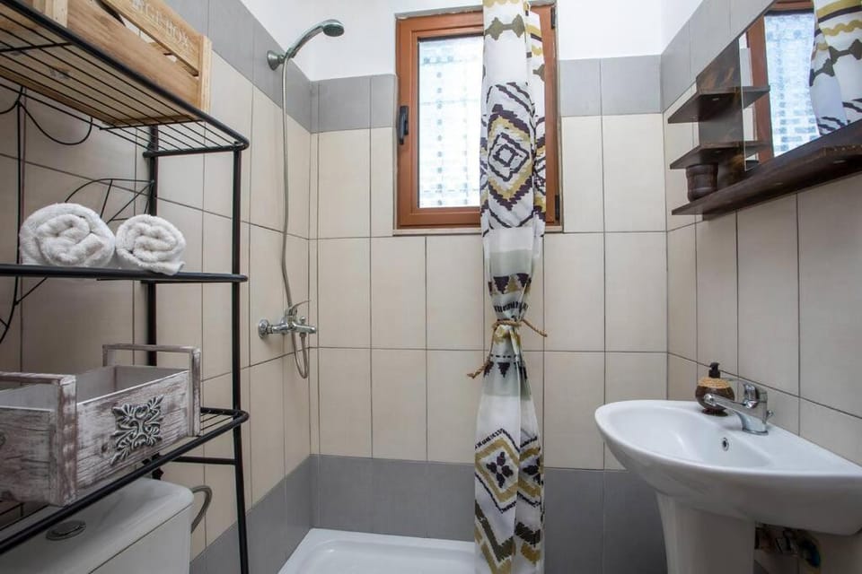 Shower, Toilet, Bathroom, towels
