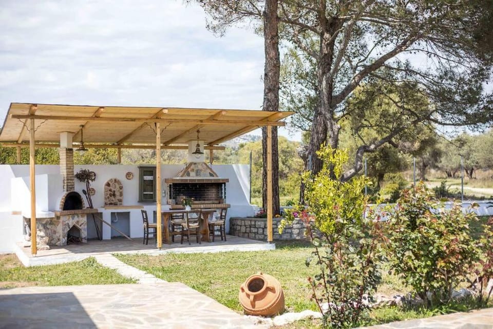 Property building, Patio, Restaurant/places to eat, Spring, Day, Natural landscape, Garden, Banquet/Function facilities, Garden view, group of guests