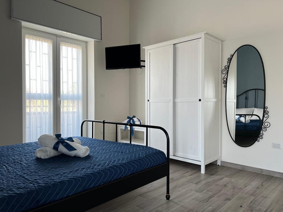 Bed, TV and multimedia, Photo of the whole room, Bedroom, towels, wardrobe