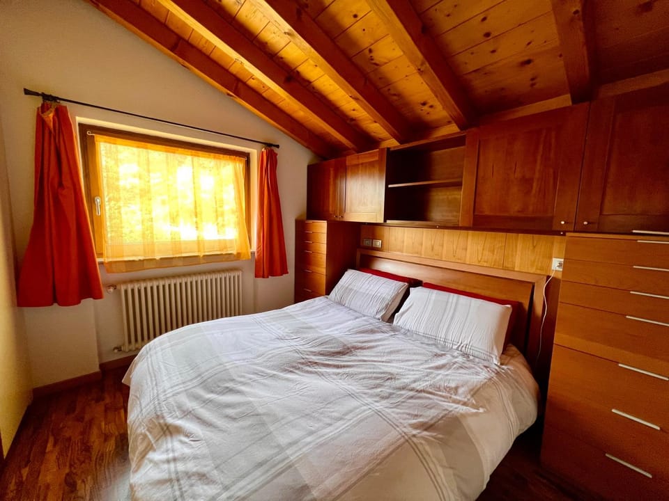 Bed, Photo of the whole room, Bedroom, internet, wardrobe