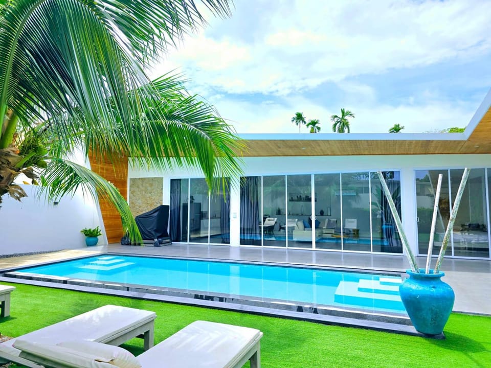 Swimming pool, sunbed