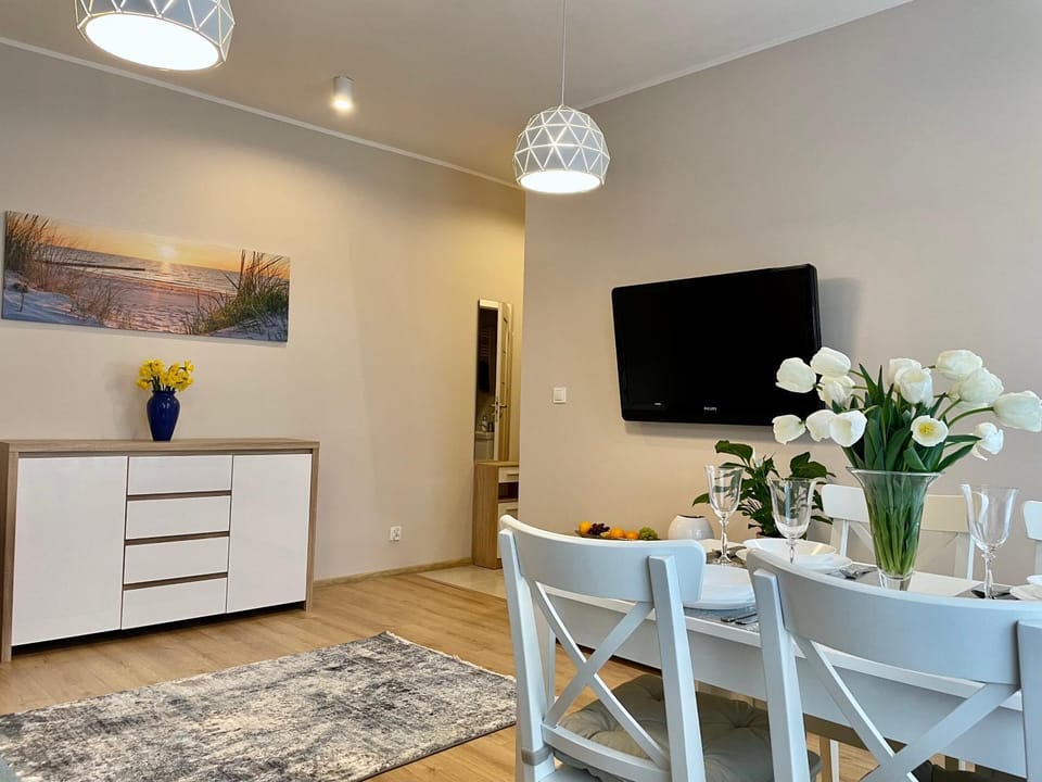 TV and multimedia, Living room, Evening entertainment