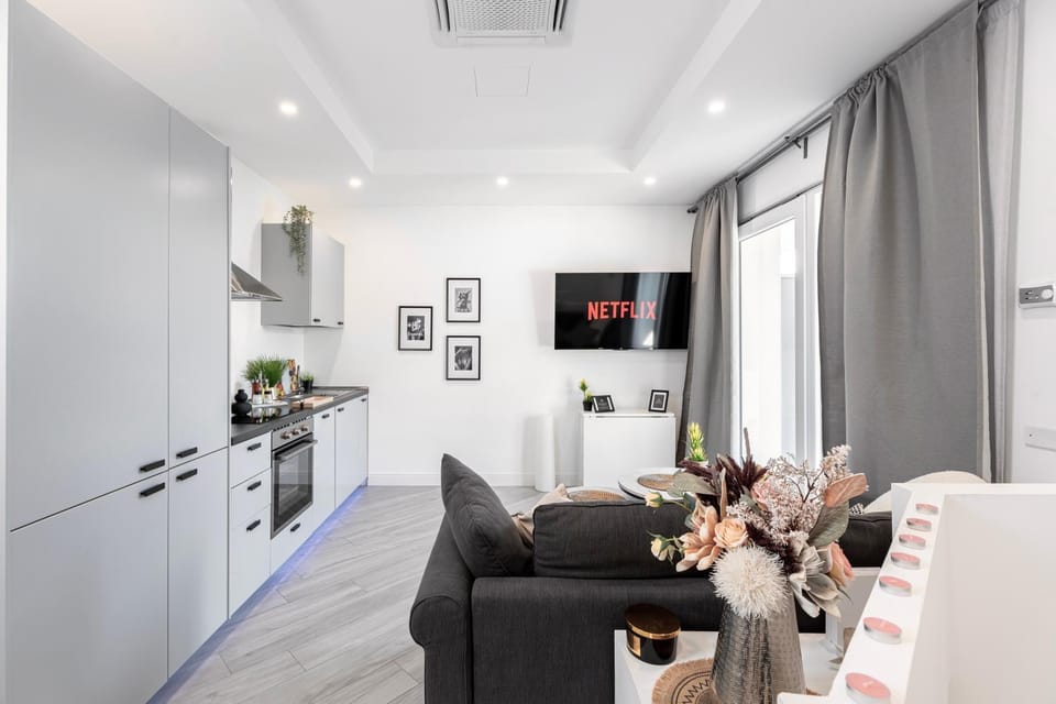 Communal lounge/ TV room, TV and multimedia, Kitchen or kitchenette, Living room, Seating area, Evening entertainment