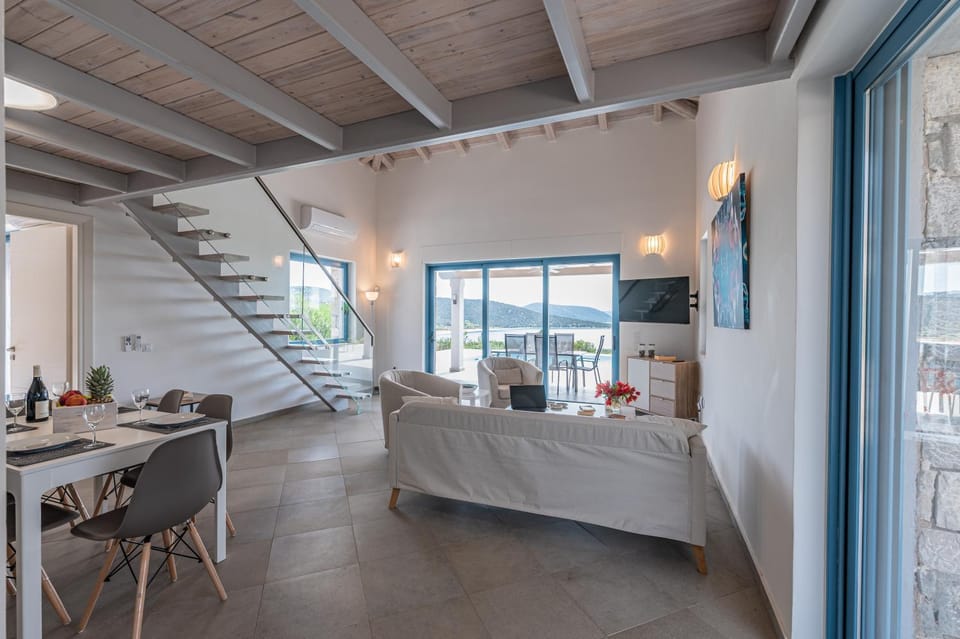TV and multimedia, View (from property/room), Living room, Seating area, Dining area