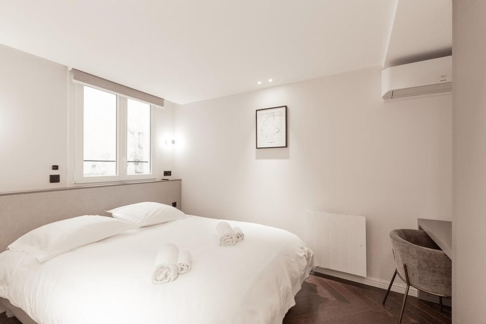 Photo of the whole room, Seating area, Bedroom