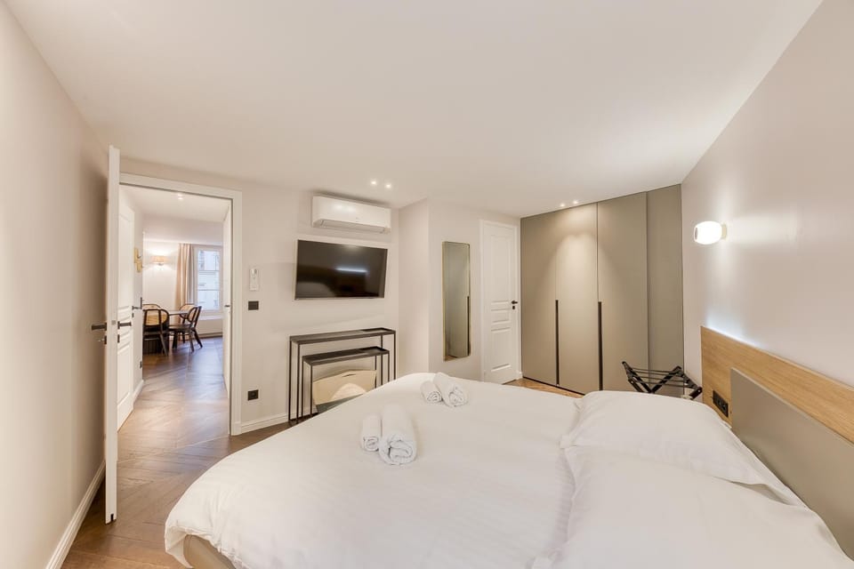 Bed, TV and multimedia, Photo of the whole room, Bedroom, towels, wardrobe