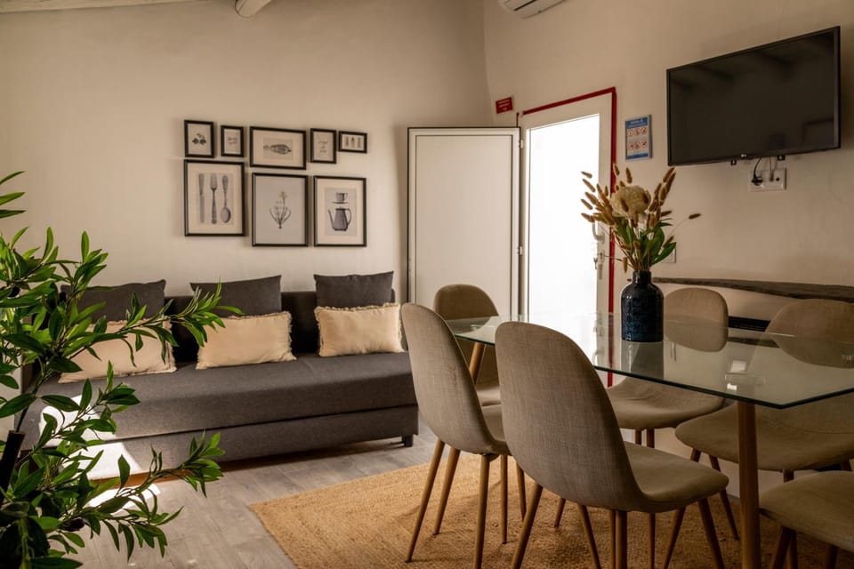 TV and multimedia, Living room, Seating area, Dining area