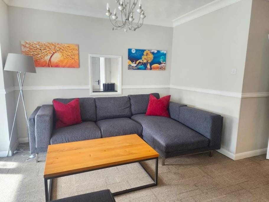 Kennedy Villa - 5 Bedroom House with Hot Tub, WiFi, Free parkings, Close to Bicester Village Villa in Cherwell District