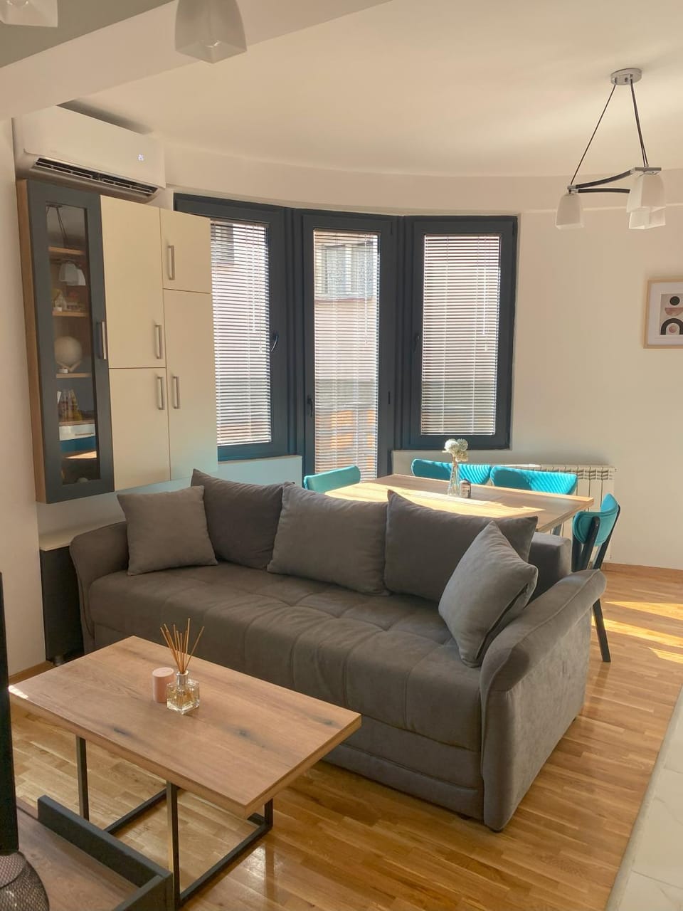 Living room, Seating area, Dining area, Dinner