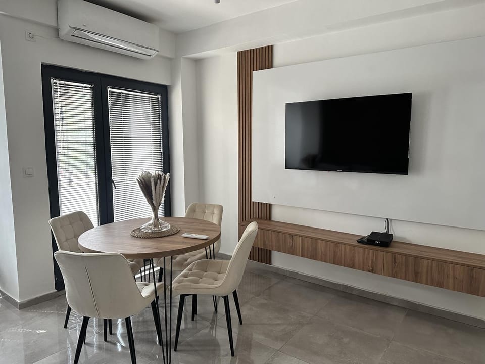 Communal lounge/ TV room, TV and multimedia, Living room, Seating area, Dining area, Evening entertainment, air conditioner