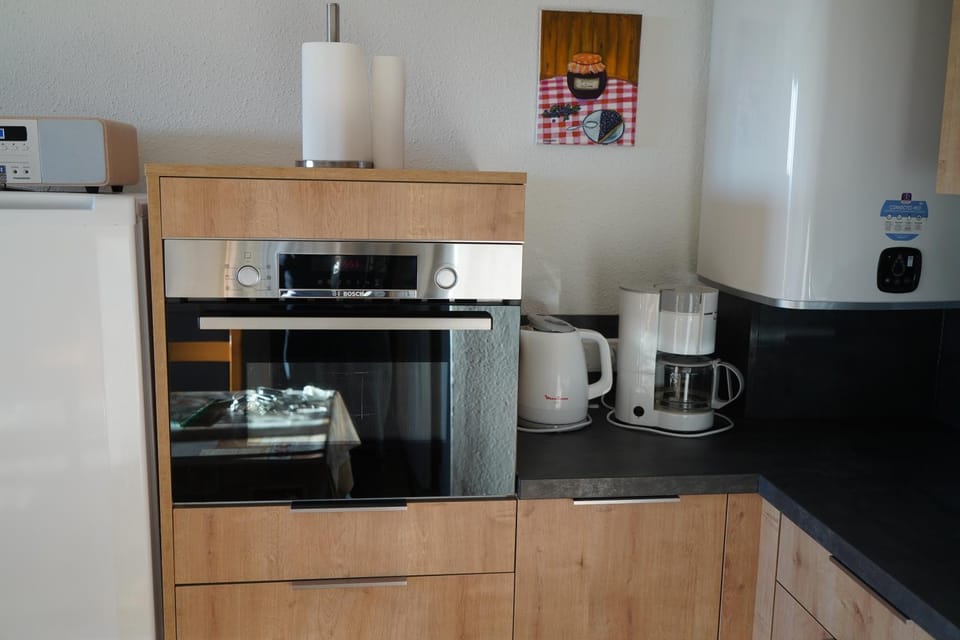 Coffee/tea facilities, Kitchen or kitchenette, oven