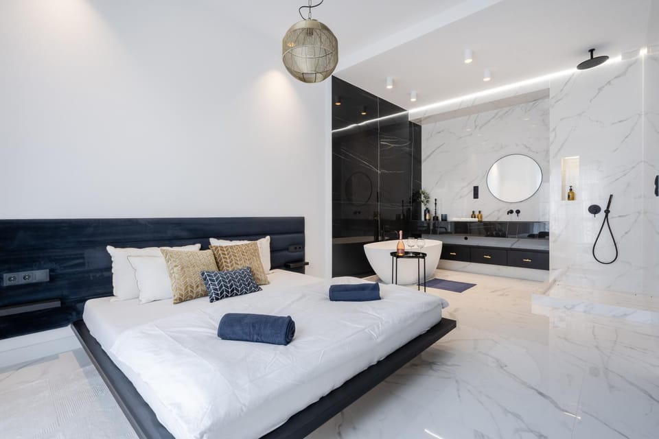 Bed, Bathroom, Photo of the whole room, Bedroom, towels