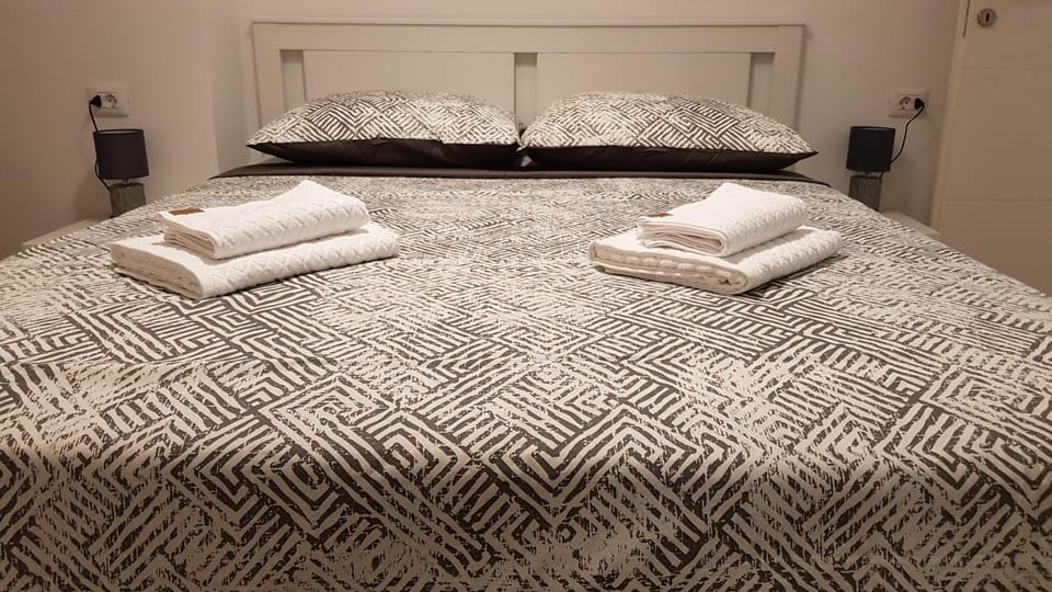 Bed, Bedroom, towels