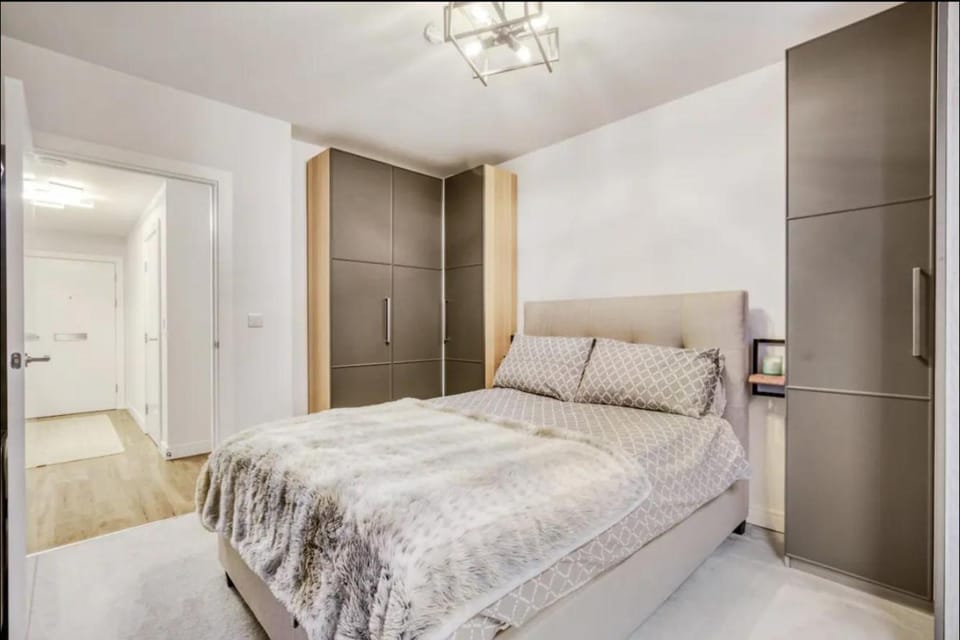 Chelsea Chic: An Upscale and Modern Flat Apartment in London