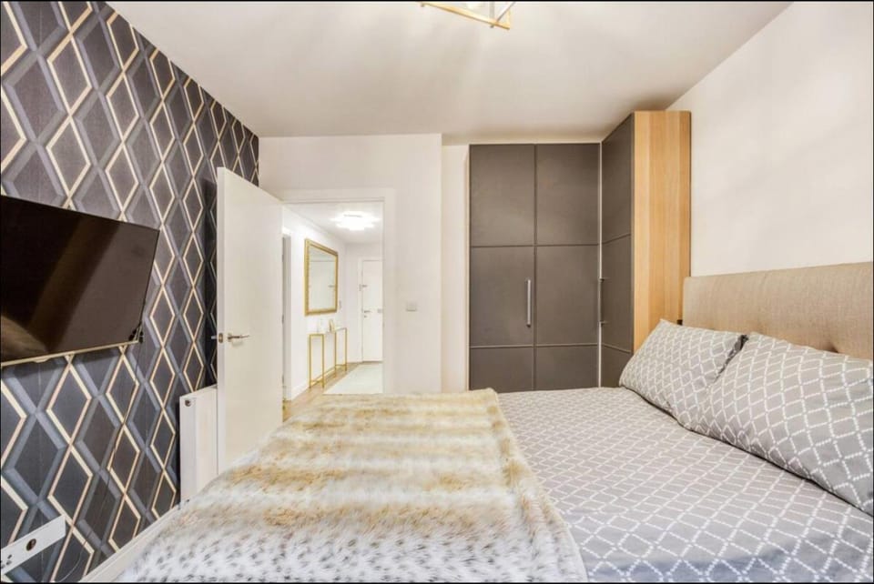 Chelsea Chic: An Upscale and Modern Flat Apartment in London