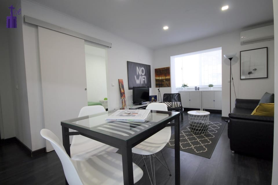 Communal lounge/ TV room, TV and multimedia, Living room, Seating area, Dining area, Evening entertainment, hair dresser