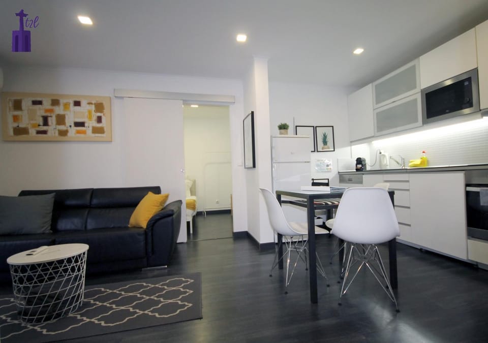 Kitchen or kitchenette, Living room, Seating area, Dining area, minibar, pet friendly, stove