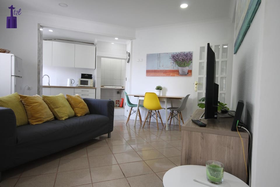 Kitchen or kitchenette, Living room, Seating area, Dining area, minibar, stove
