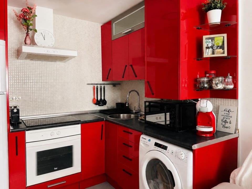 Coffee/tea facilities, Kitchen or kitchenette, oven, stove, toaster, washing machine, dryer