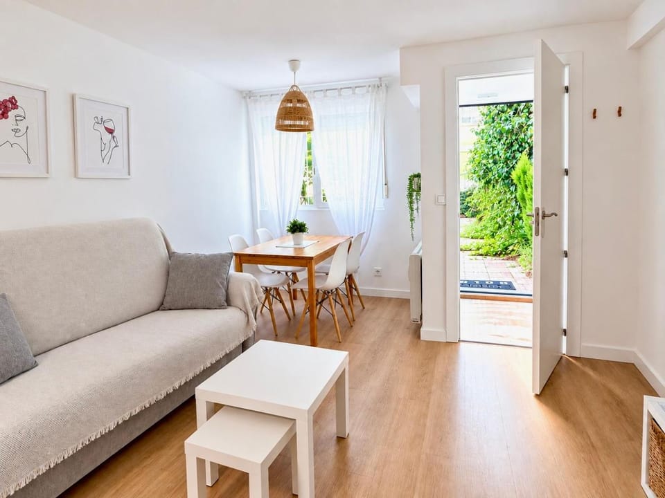 Living room, Seating area, Dining area, internet