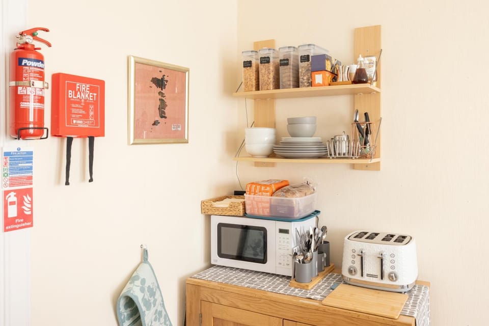 Coffee/tea facilities, Food and drinks, Dining area, Breakfast, minibar, toaster, Internal: Not applicable to any particular room