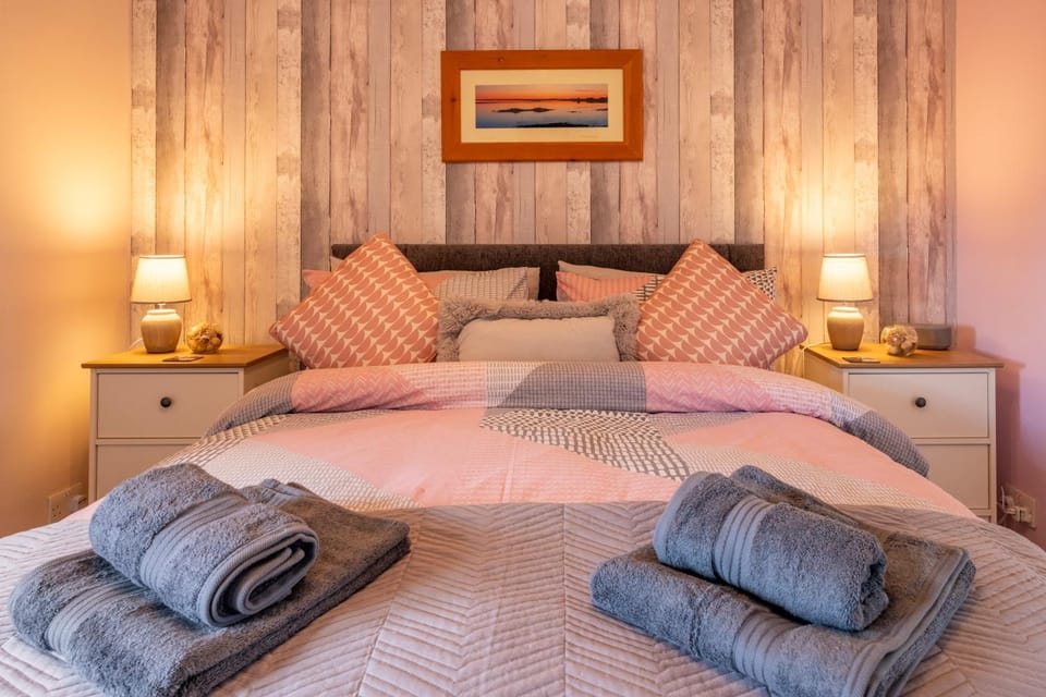 Bed, Photo of the whole room, Bedroom, towels