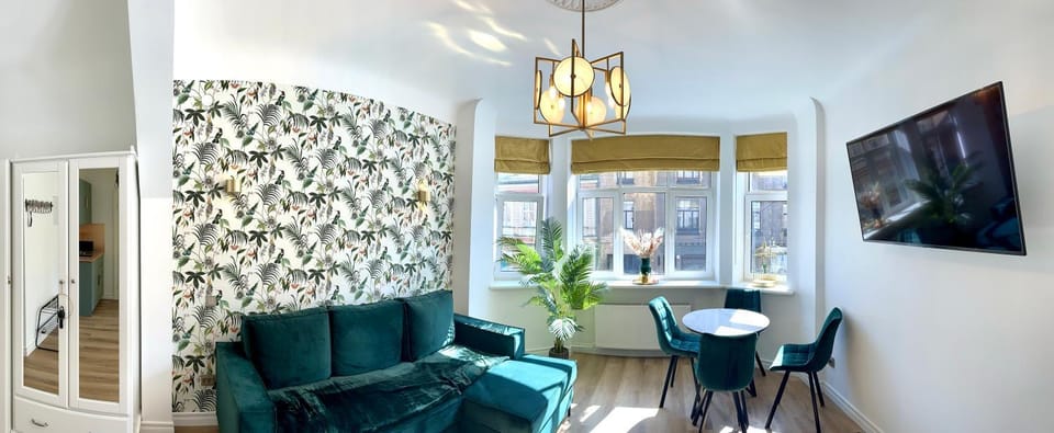Communal lounge/ TV room, TV and multimedia, Living room, Seating area, Dining area, Evening entertainment