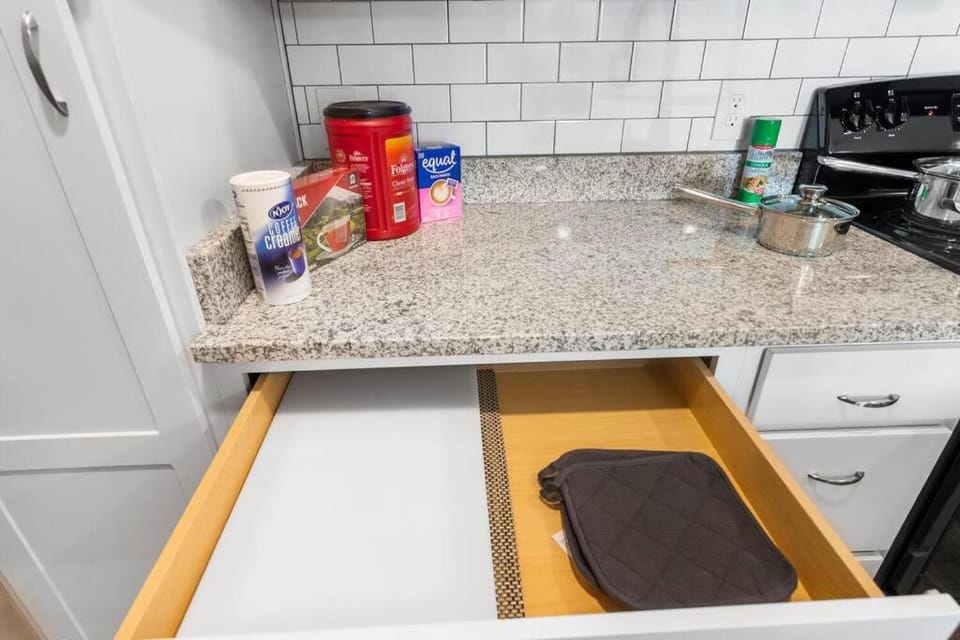 Elegant 1BR/1BA Condo with Pool, Gym and Laundry Apartment in Melbourne