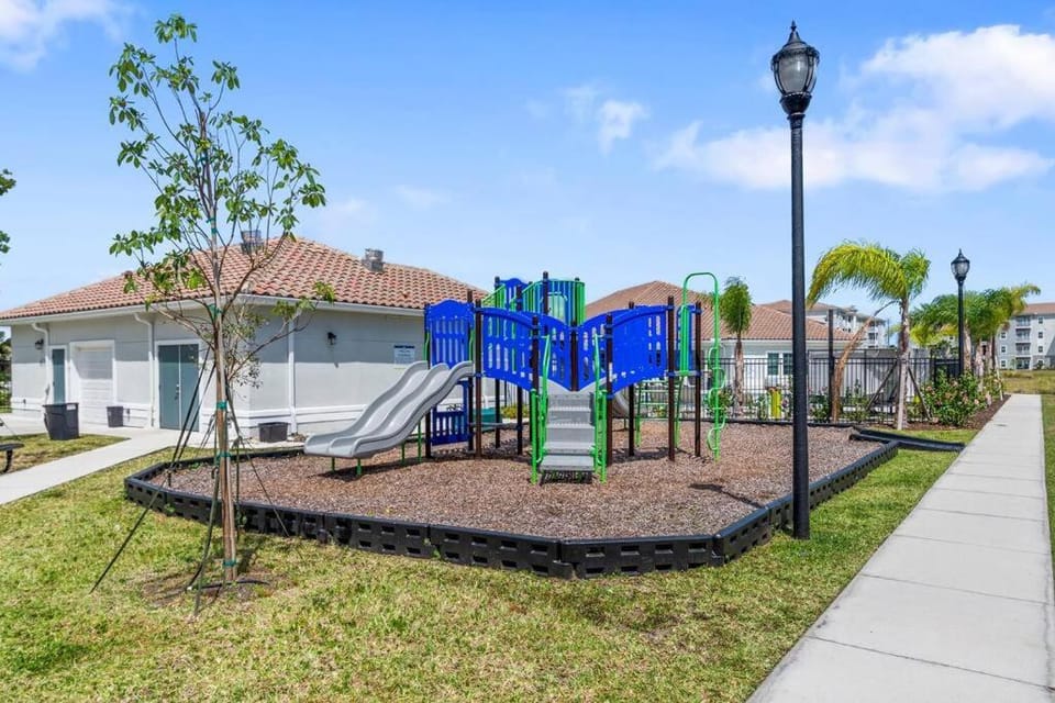Elegant 1BR/1BA Condo with Pool, Gym and Laundry Apartment in Melbourne