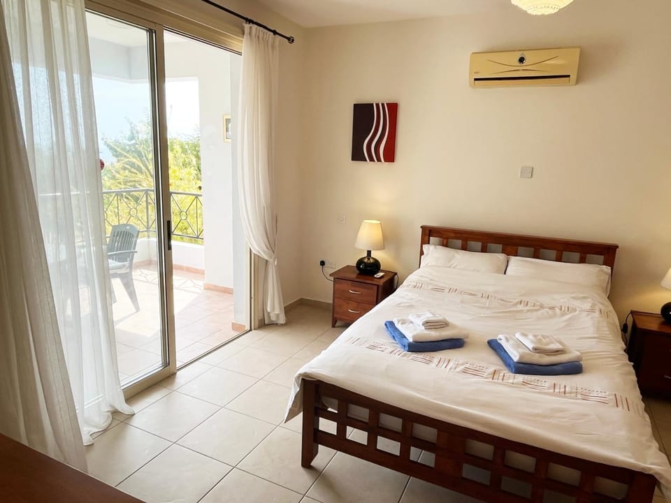 Bed, Bedroom, towels, air conditioner