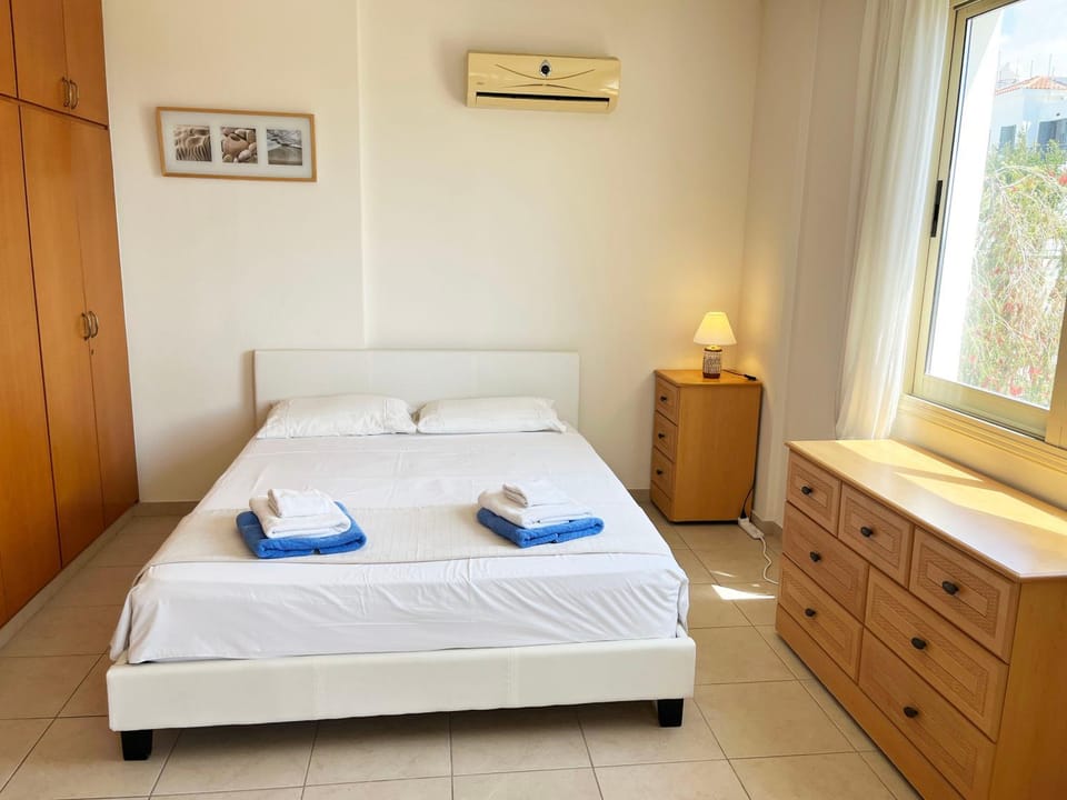 Bed, Bedroom, towels, air conditioner