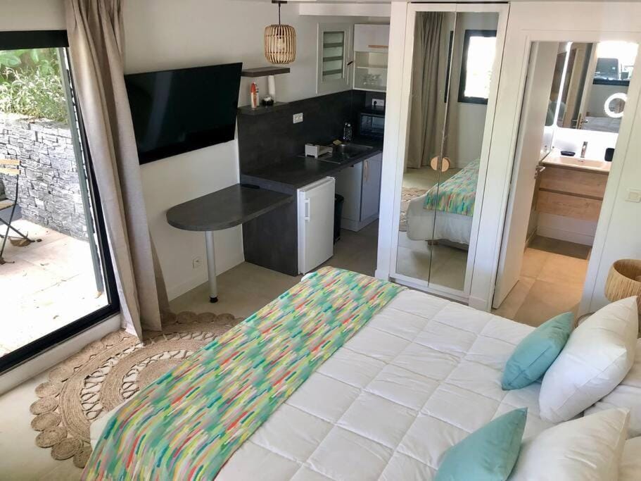 TV and multimedia, Kitchen or kitchenette, Photo of the whole room, Dining area, oven