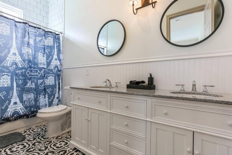 Chic 3BR NOLA Retreat, Streetcar Access, Ideal for Families & Friends House in New Orleans