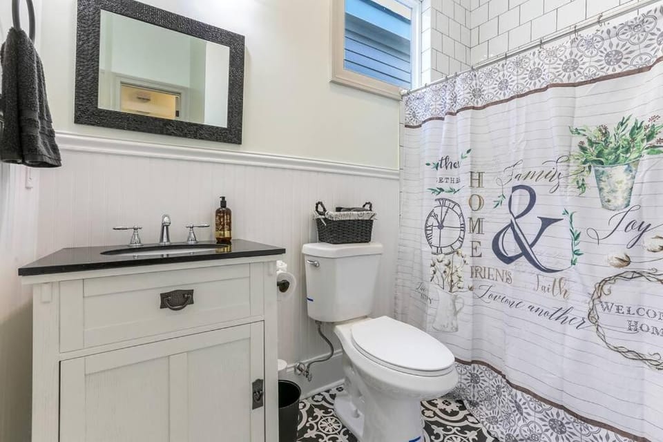 Chic 3BR NOLA Retreat, Streetcar Access, Ideal for Families & Friends House in New Orleans