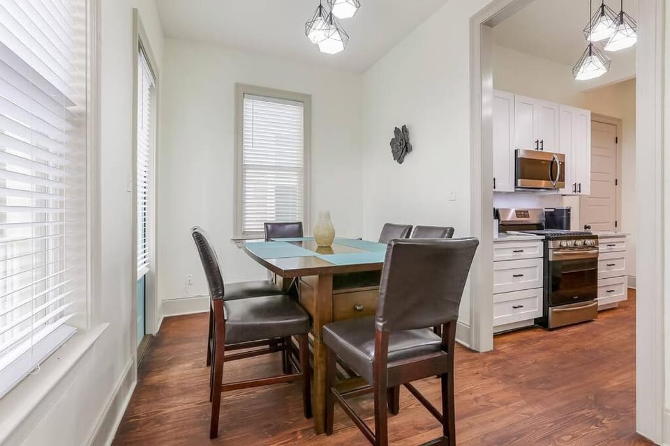 Chic 3BR NOLA Retreat, Streetcar Access, Ideal for Families & Friends House in New Orleans