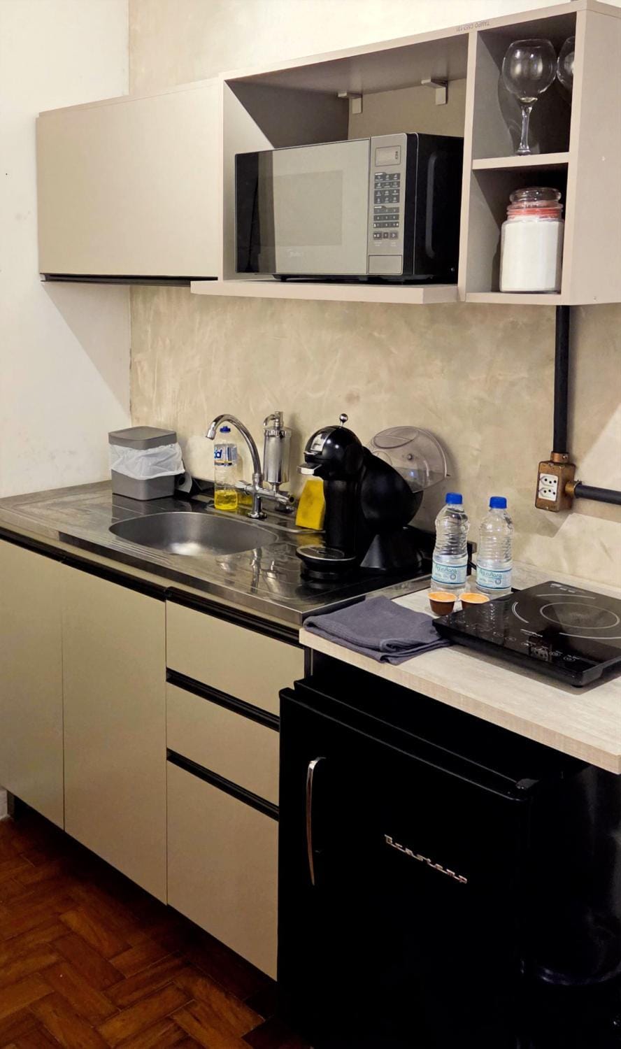 Coffee/tea facilities, Kitchen or kitchenette, microwave, kitchen