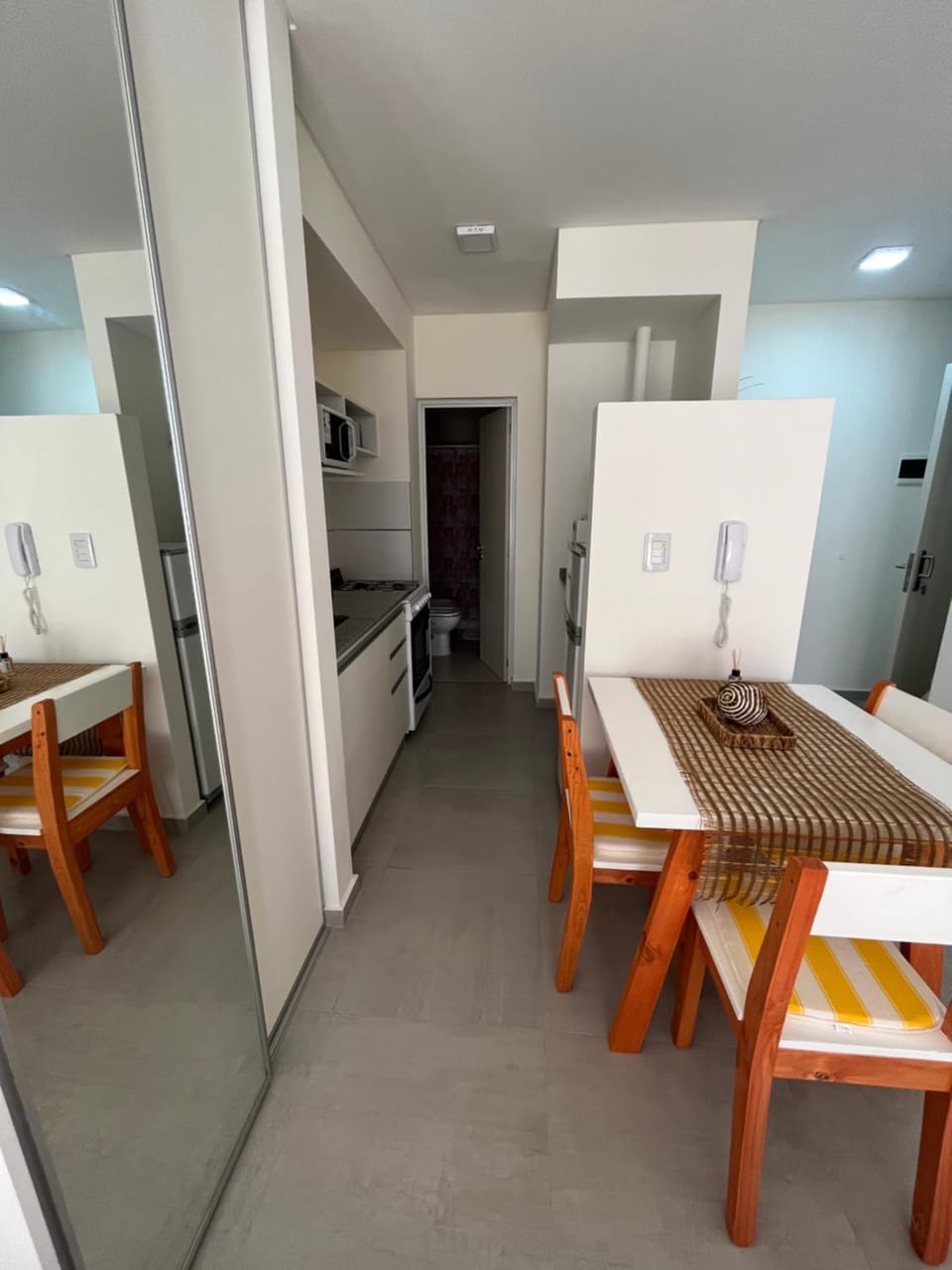 Kitchen or kitchenette, Dining area, minibar, oven