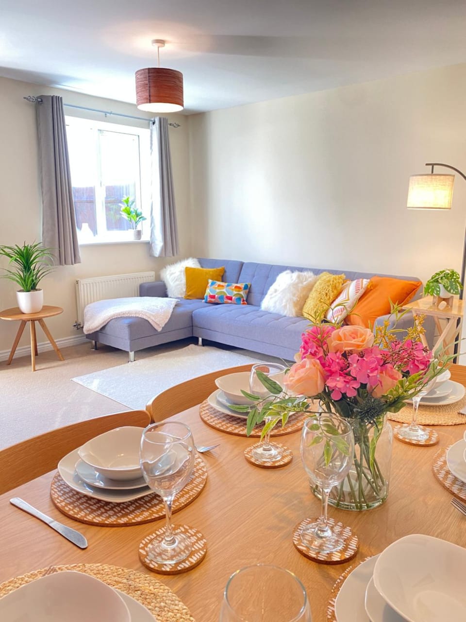 Living room, Food and drinks, Seating area, Dining area, Food