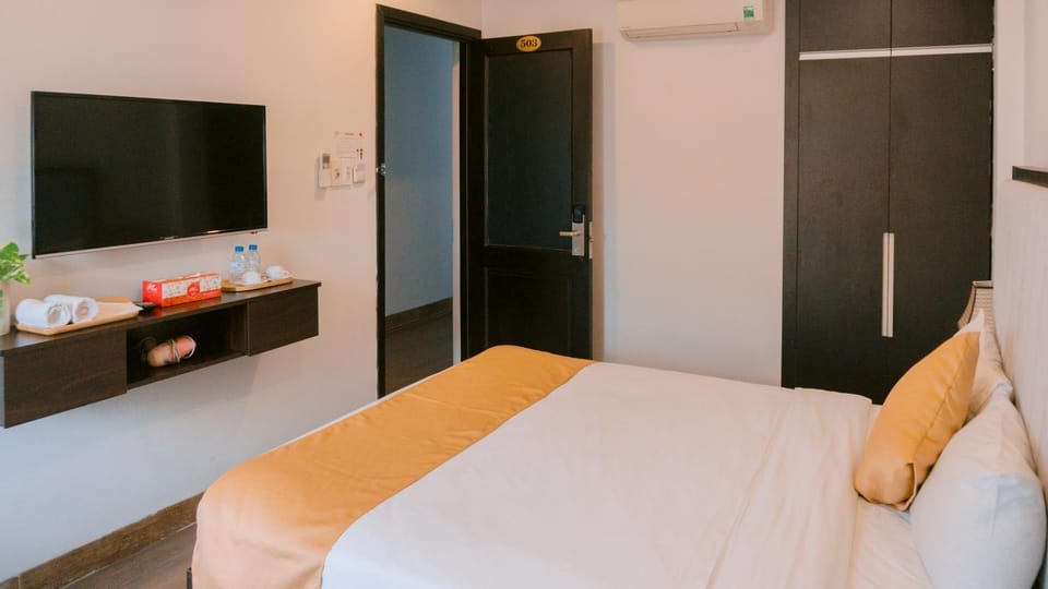 Bed, TV and multimedia, Bedroom, wardrobe