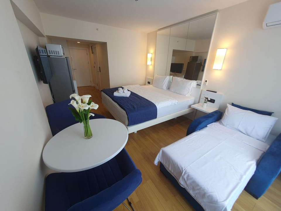 Photo of the whole room, Bedroom