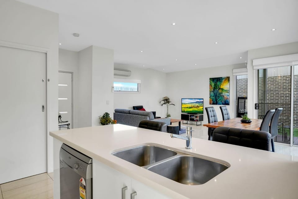 TV and multimedia, Kitchen or kitchenette, Living room, Seating area, Dining area, dishwasher, stove