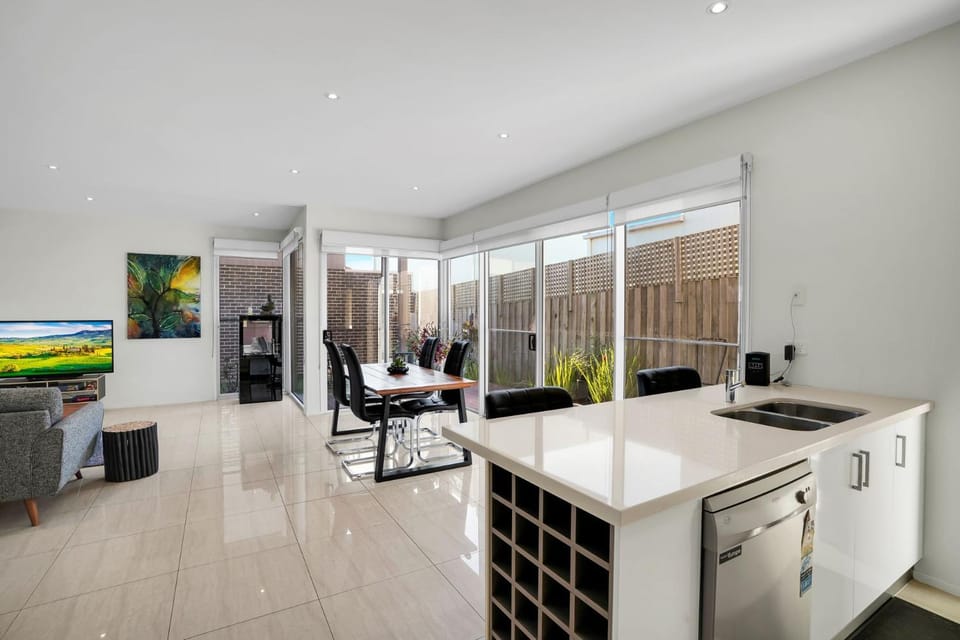 TV and multimedia, Kitchen or kitchenette, Living room, Seating area, Dining area