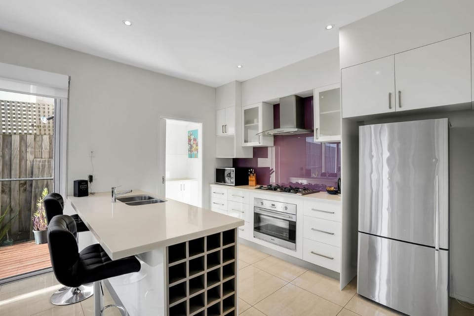 Kitchen or kitchenette, Dining area, oven, stove