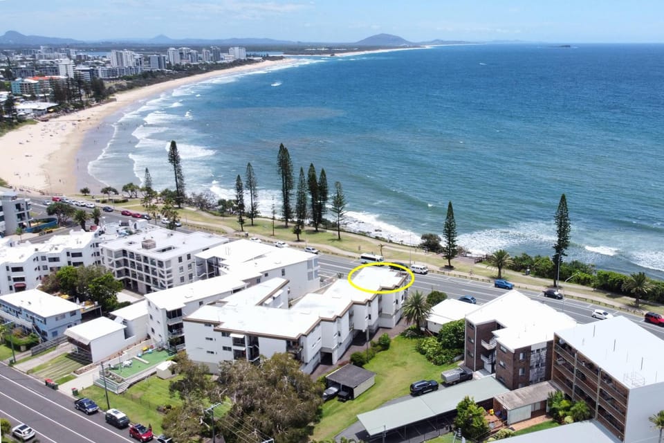 Property building, Day, Neighbourhood, Natural landscape, Bird's eye view, Beach, Sea view, Location, Parking