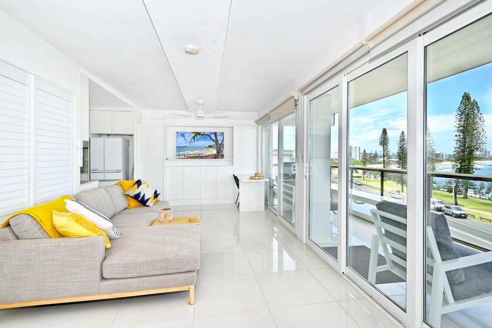 Patio, Communal lounge/ TV room, TV and multimedia, View (from property/room), Balcony/Terrace, Living room, Seating area, Dining area