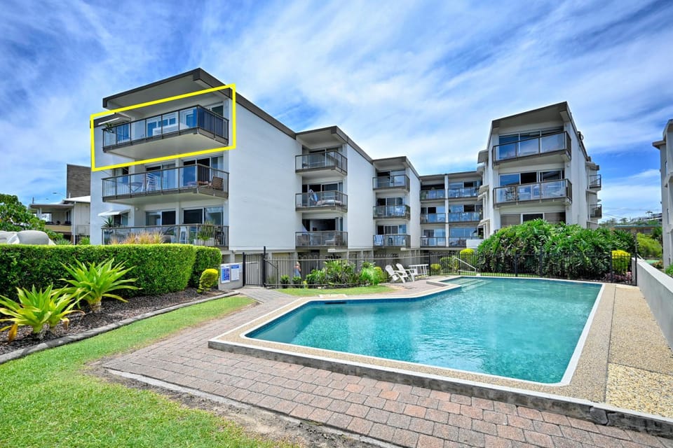 Property building, Day, Garden, Garden view, Pool view, Swimming pool, Swimming pool, sunbed